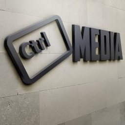 Rebound Studio - Matowe, grafitowe litery 'MEDIA' i stylizowany symbol klawisza 'Ctrl' umieszczone na szarej, kamiennej ścianie z widocznymi spoinami.