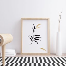 Rebound Studio - Minimalistyczny plakat z motywem liści w drewnianej ramie, ustawiony na podłodze obok stolika z książkami i wazonu z gałązkami, na tle białej ściany i czarno-białego dywanu.