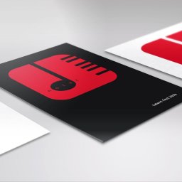 Rebound Studio - Trzy ulotki z minimalistycznym, czerwono-czarnym logo mikrofonu i napisem 'talent fest 2019', ułożone pod kątem na jasnym tle.