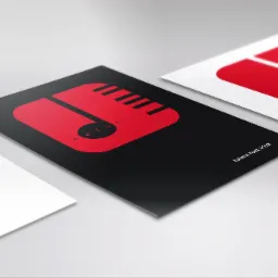 Trzy ulotki z minimalistycznym, czerwono-czarnym logo mikrofonu i napisem 'talent fest 2019', ułożone pod kątem na jasnym tle.