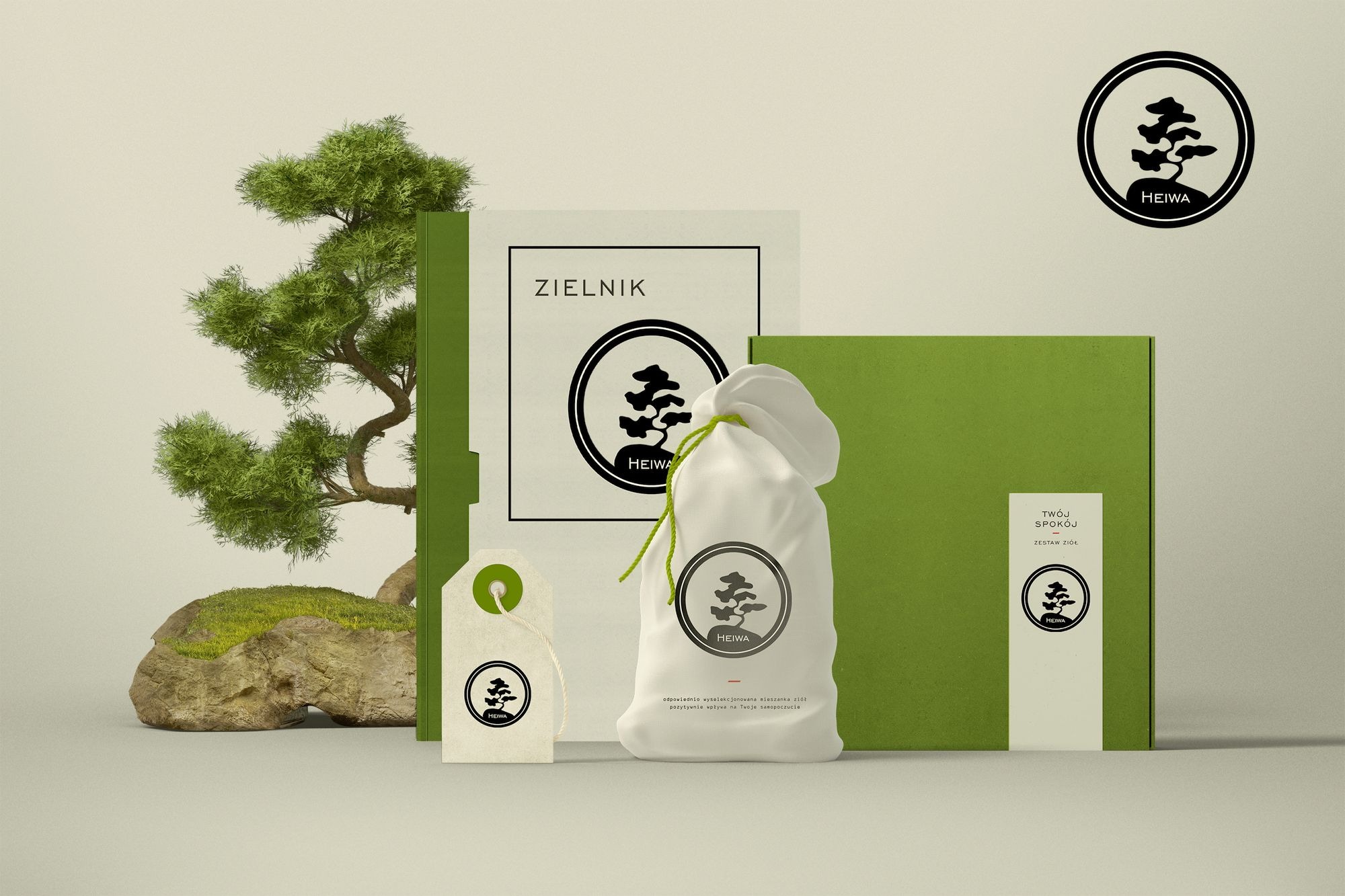Mockup identyfikacji wizualnej marki z motywem drzewka bonsai, obejmujący logo na torbie, etykiecie, okładce folderu i naklejce, z małym bonsai na kamieniu w tle.