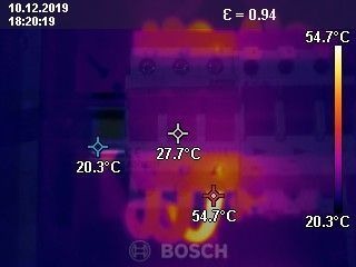 Termowizyjne zdjęcie rozdzielnicy elektrycznej Bosch, wskazujące temperaturę poszczególnych elementów, z datą i godziną wykonania pomiaru.