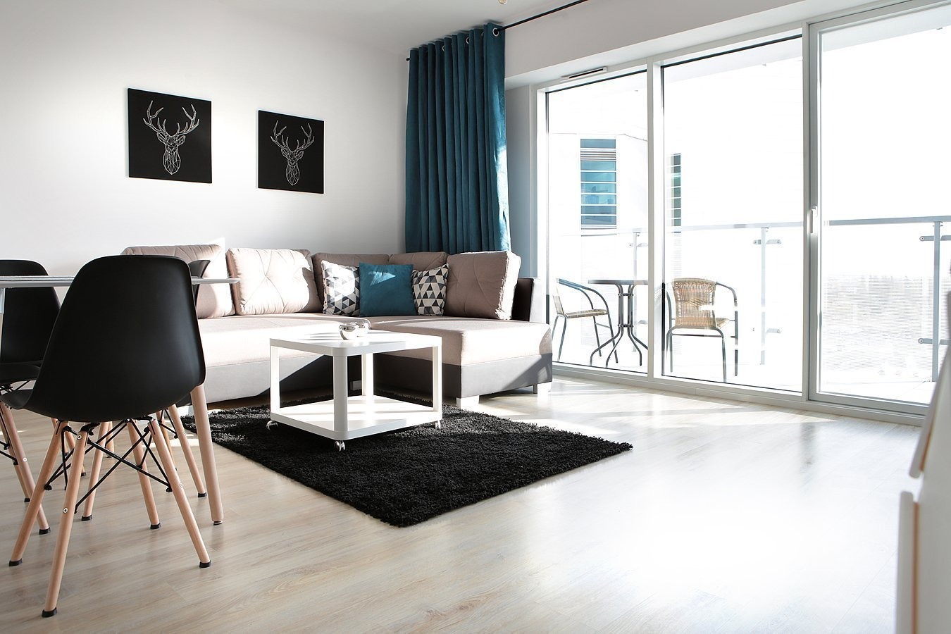 Jasny, przestronny salon