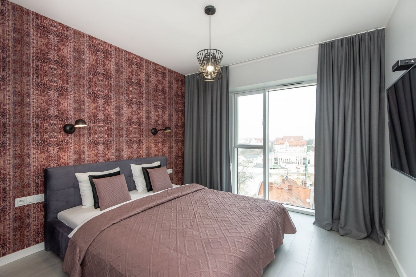 Sypialnia apartamentu pełna światła