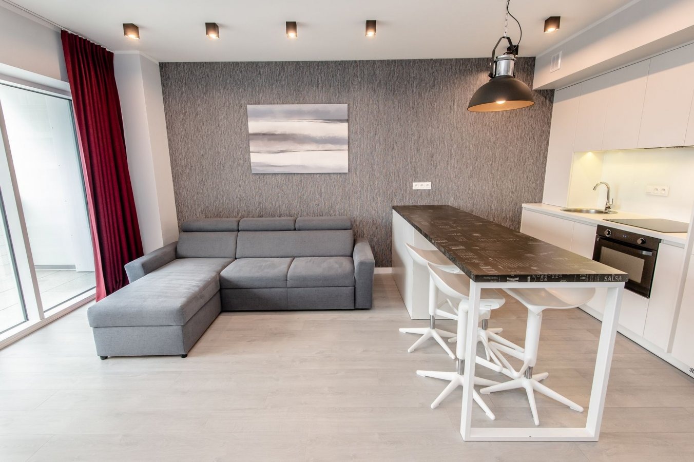 Salon z balkonem i aneksem kuchennym