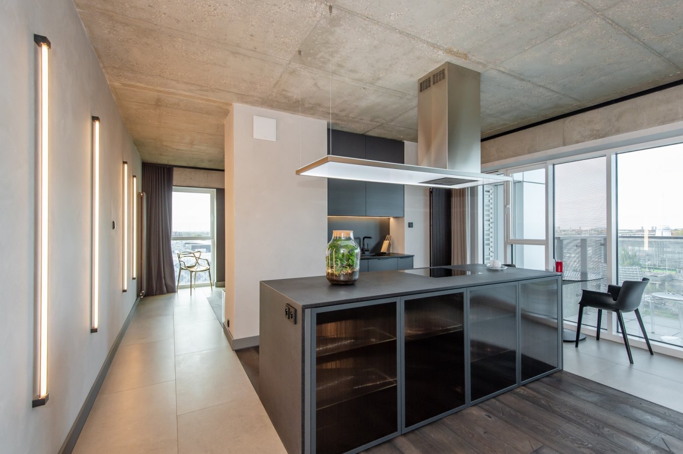 Aneks kuchenny w salonie