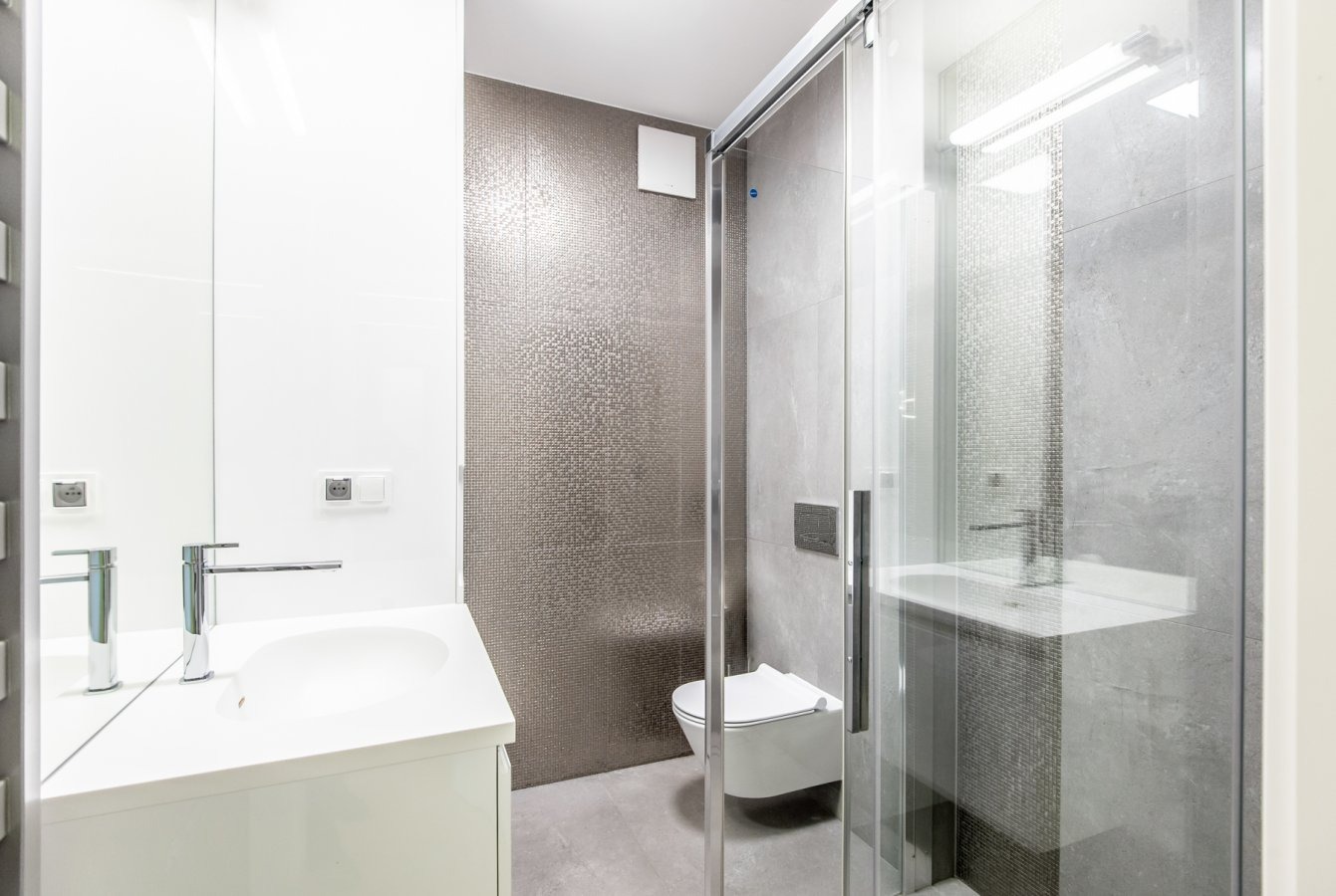 Łazienka apartamentu urządzona w jasnych barwach