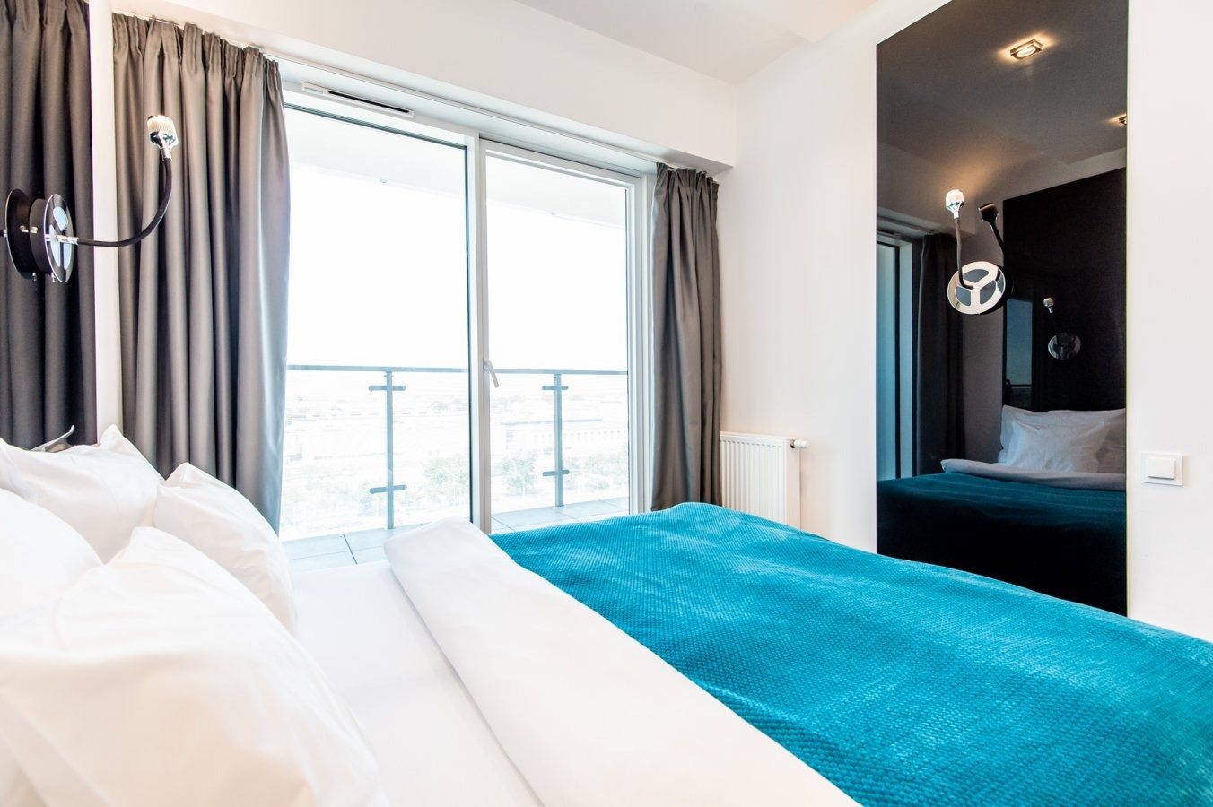 Jasna sypialnia z niebieskimi akcentami