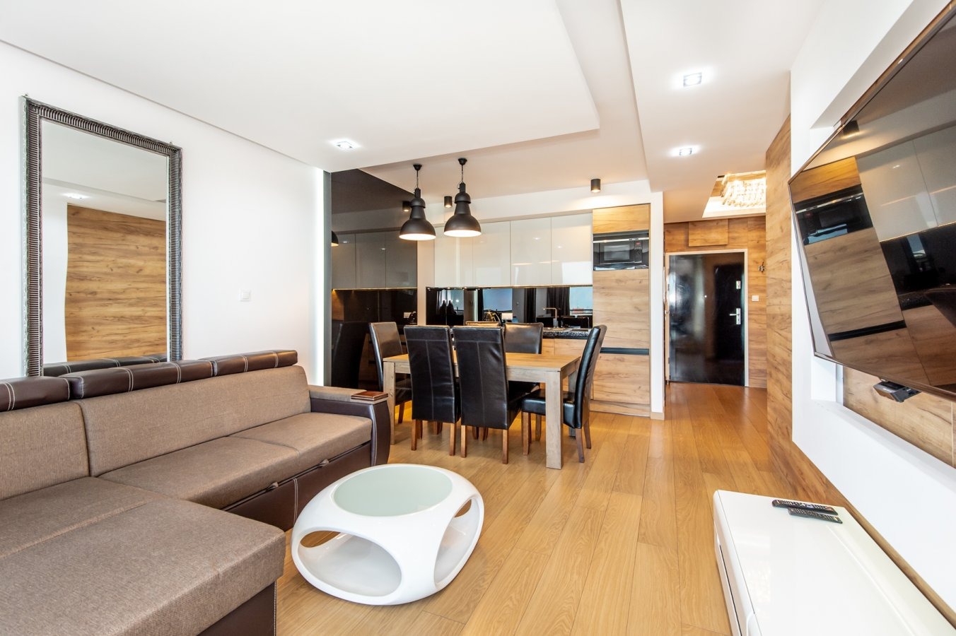 Luksusowy salon z nowoczesnymi meblami