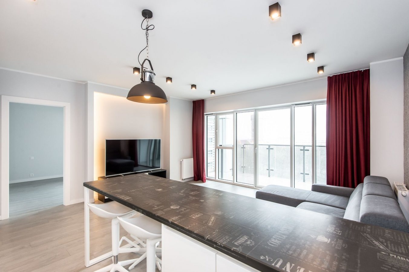 Nowoczesny, przestronny salon z aneksem kuchennym