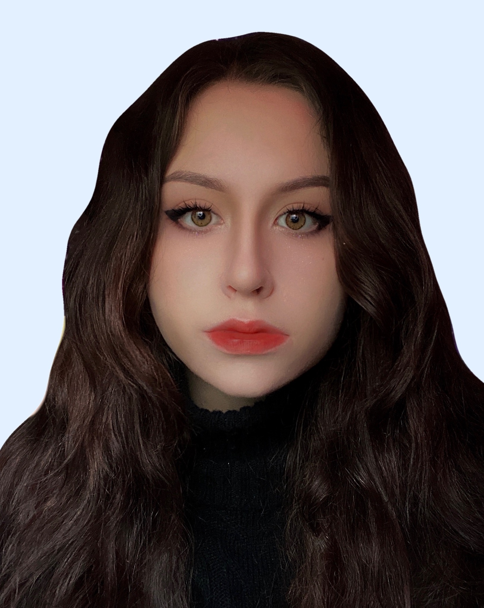 Portret młodej kobiety z długimi, falowanymi, ciemnymi włosami, wyrazistym makijażem oczu z eyelinerem i pomalowanymi na czerwono ustami.