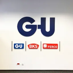 logo firmowe - wewnątrz budynku