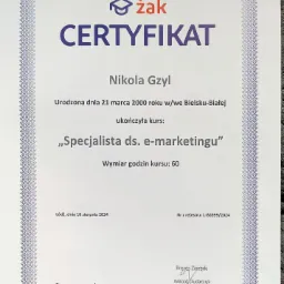 Certyfikat ukończenia kursu 'Specjalista ds. e-marketingu' dla Nikoli Gzyl, wydany przez Żak, z datą 16 sierpnia 2024. Dokument z ozdobną ramką.