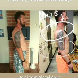 Mężczyzna przed i po korekcji postawy, widoczne zmiany w krzywiźnie kręgosłupa i ustawieniu miednicy, tatuaż na ramieniu, zdjęcie porównawcze w szatni.