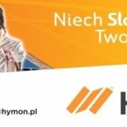 Reklama firmy Hymon z Dąbrowy Górniczej oferującej panele słoneczne, na tle paneli fotowoltaicznych uśmiechnięta rodzina, hasło: Niech Słońce zapłaci Twoje rachunki.