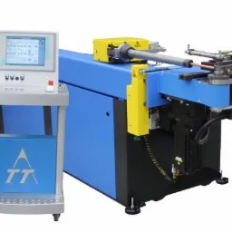 Niebiesko-żółta automatyczna giętarka do rur z panelem sterowania, prezentowana na białym tle.