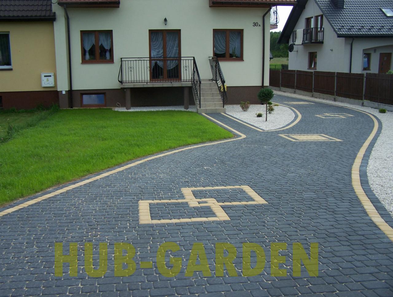 Kaskadowy podjazd z kostki brukowej w odcieniach szarości i beżu, z geometrycznym wzorem i obrzeżami. Widoczny trawnik i dom z numerem 30A w tle.