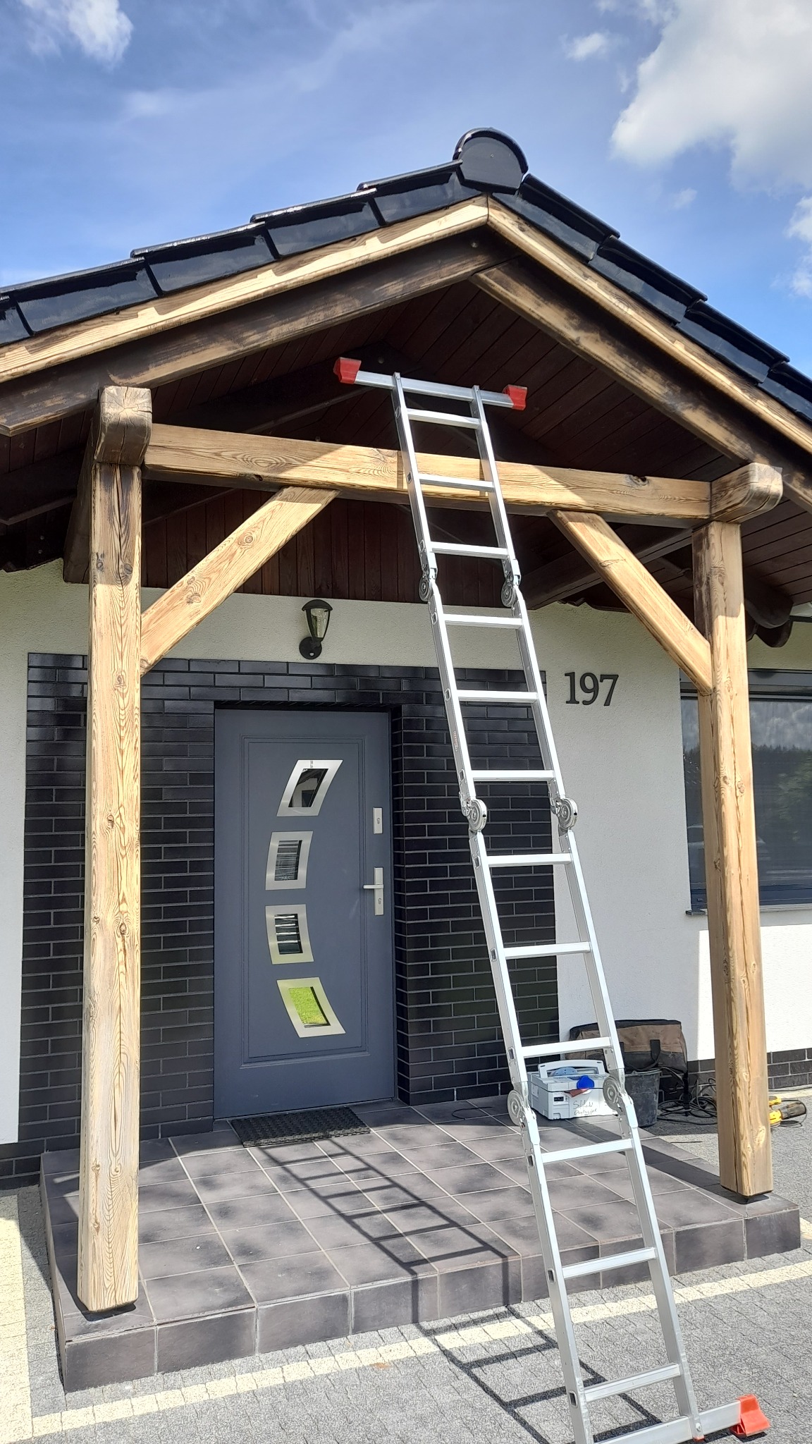 Odświeżeń drewna i malowanie podbitki.