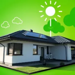 Biały dom jednorodzinny z ciemnym dachem i panelami fotowoltaicznymi, otoczony zielenią, na tle grafiki z motywami słonecznymi i chmurkami.