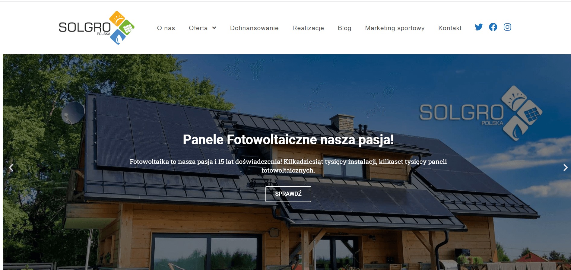 Drewniany dom z zainstalowanymi panelami słonecznymi na dachu, widoczny z boku, z satelitą na ścianie, logo firmy w tle.