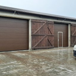 Electro Zych - Brązowe segmentowe bramy garażowe z drewnianymi drzwiami obok, na tle budynku gospodarczego i firmowy samochód dostawczy z logo.