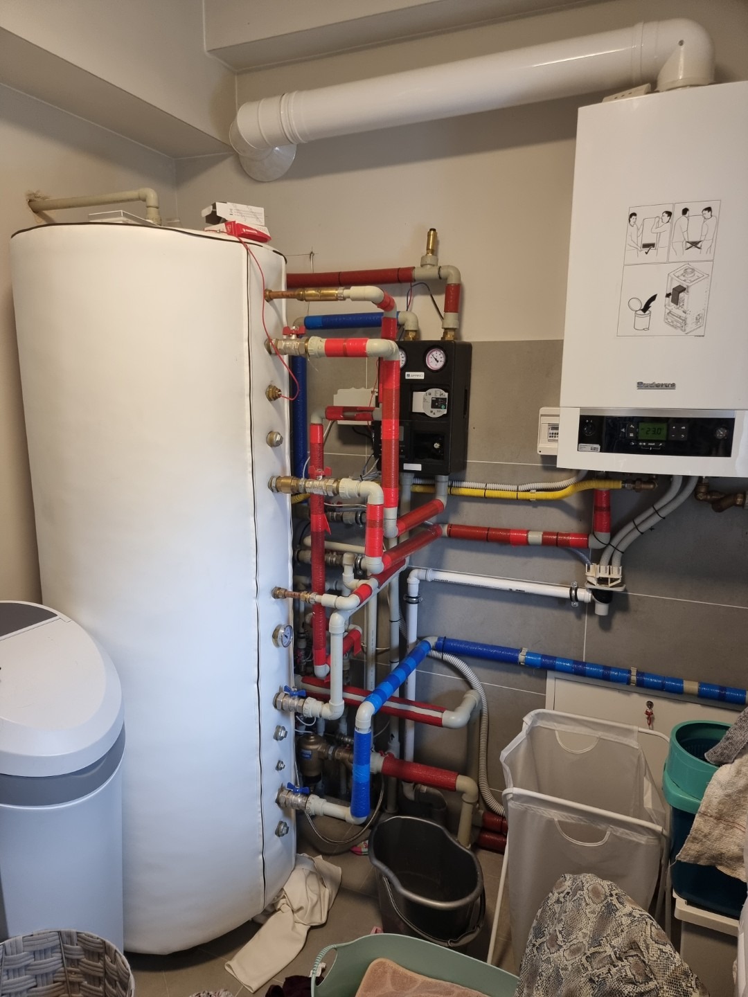 Netsu 8 kW. Połączona ze zbiornikiem buforowym Noel , który posiada wężownicę do CWU . Dodatkowo piec gazowy.