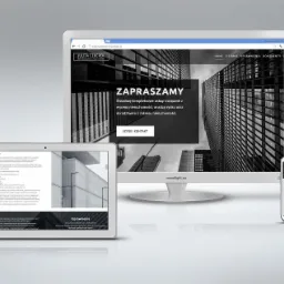 Responsywna strona internetowa firmy Julita Ceberek Rzeczoznawca Majątkowy wyświetlona na monitorze, tablecie i smartfonie. Strona główna z czarno-białym zdjęciem wysokich budynków i napisem...