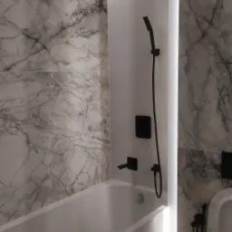 Nowoczesna łazienka z wanną, marmurowymi płytkami i czarną armaturą, oświetlenie LED w pionowej wnęce.