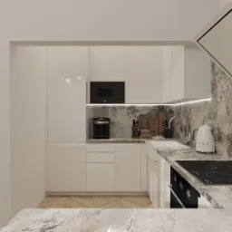 Elegancka, jasna kuchnia z marmurowym blatem i frontami szafek. Widoczny ekspres do kawy, płyta indukcyjna i okap. Minimalistyczny design z dbałością o detale.