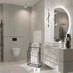 Elegancka łazienka z marmurowymi ścianami, owalnym lustrem z podświetleniem LED, nowoczesną umywalką i minimalistyczną toaletą podwieszaną.