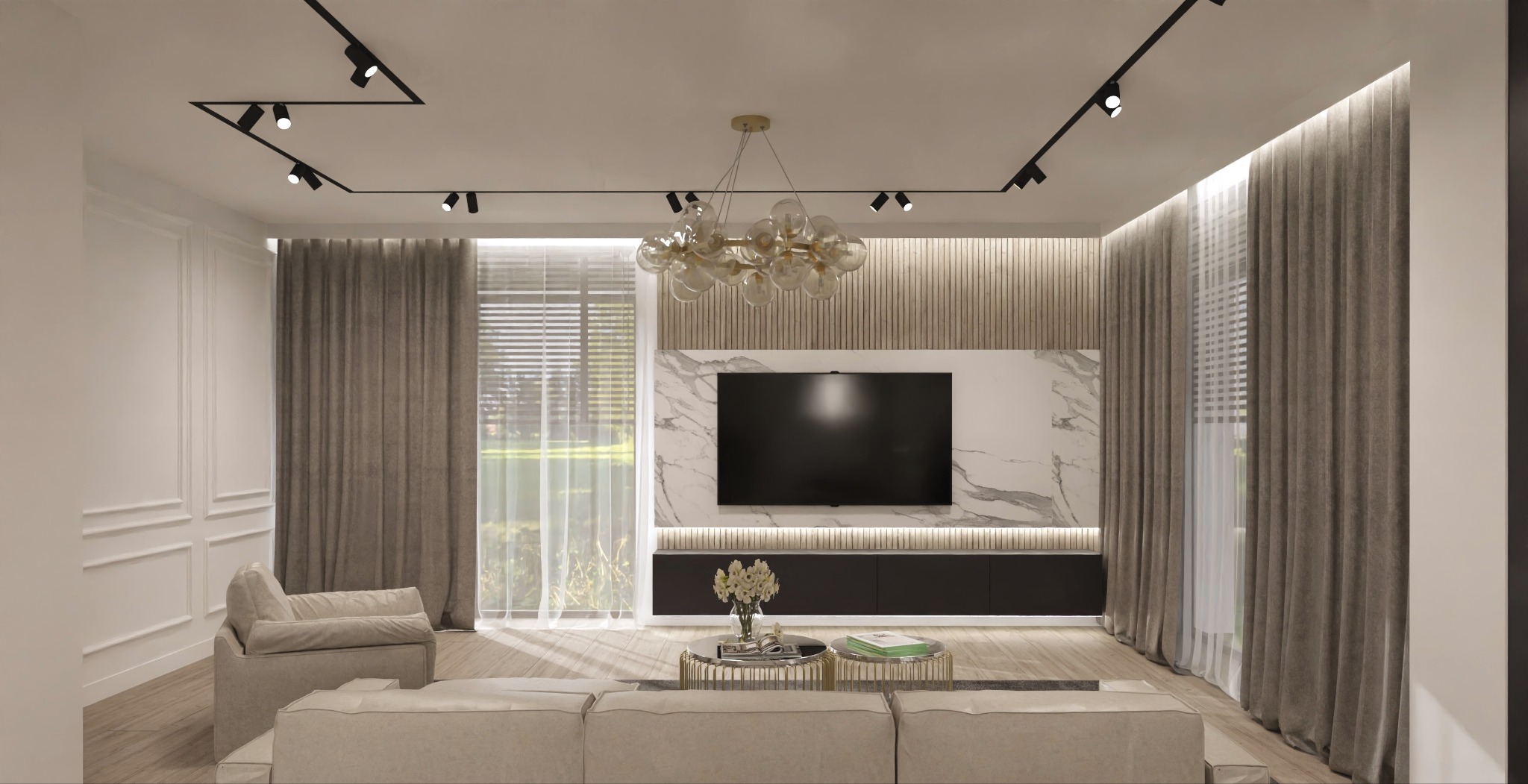 Elegancki salon z marmurową ścianą TV, beżowymi zasłonami i sofą. Na suficie designerskie oświetlenie punktowe i żyrandol. Widok na zieleń za oknem.