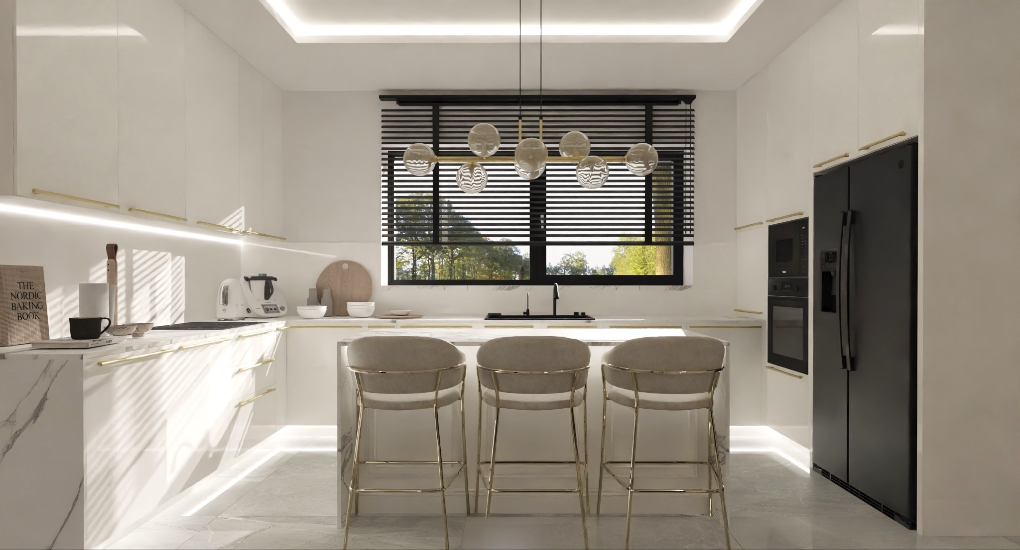 Elegancka, jasna kuchnia z marmurowym blatem, złotymi uchwytami i oświetleniem LED. Trzy krzesła barowe stoją przed oknem z żaluzjami, nad blatem designerska lampa.