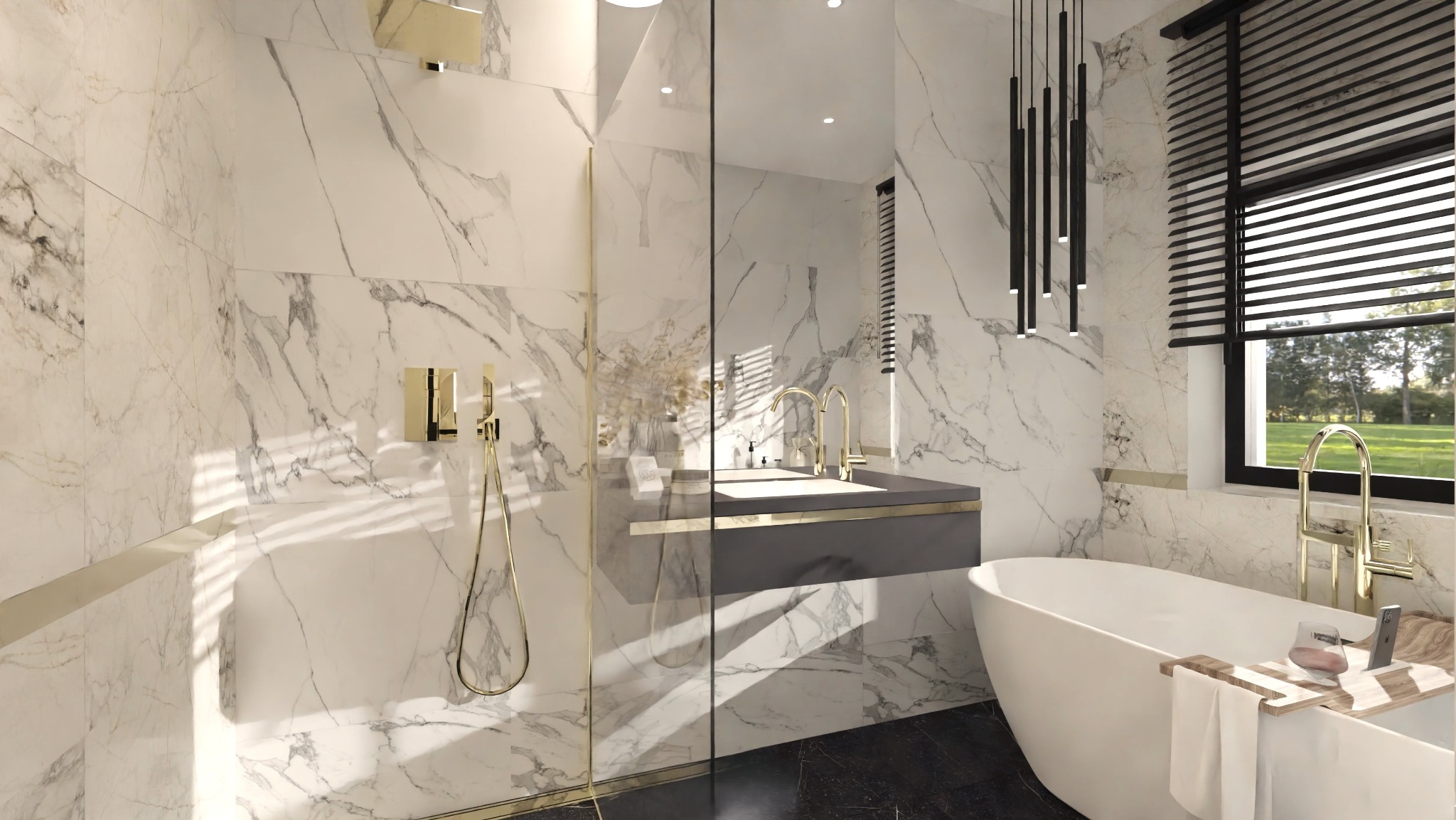 Elegancka łazienka z marmurowymi płytkami, złotą armaturą i wolnostojącą wanną przy oknie z widokiem na zieleń. Minimalistyczne oświetlenie.
