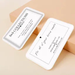 Dwie wizytówki firmy S&S Collections Home Decor na beżowym tle, prezentujące dane kontaktowe i zakres działalności: akcesoria domowe, kuchnia, prezenty, Bastion Collections, drewniane dekoracje...