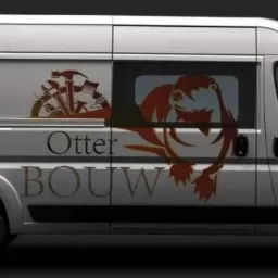 Srebrny samochód dostawczy z grafiką przedstawiającą narzędzia budowlane i wizerunek wydry oraz napisem 'Otter BOUW', prezentujący branding firmy budowlanej.