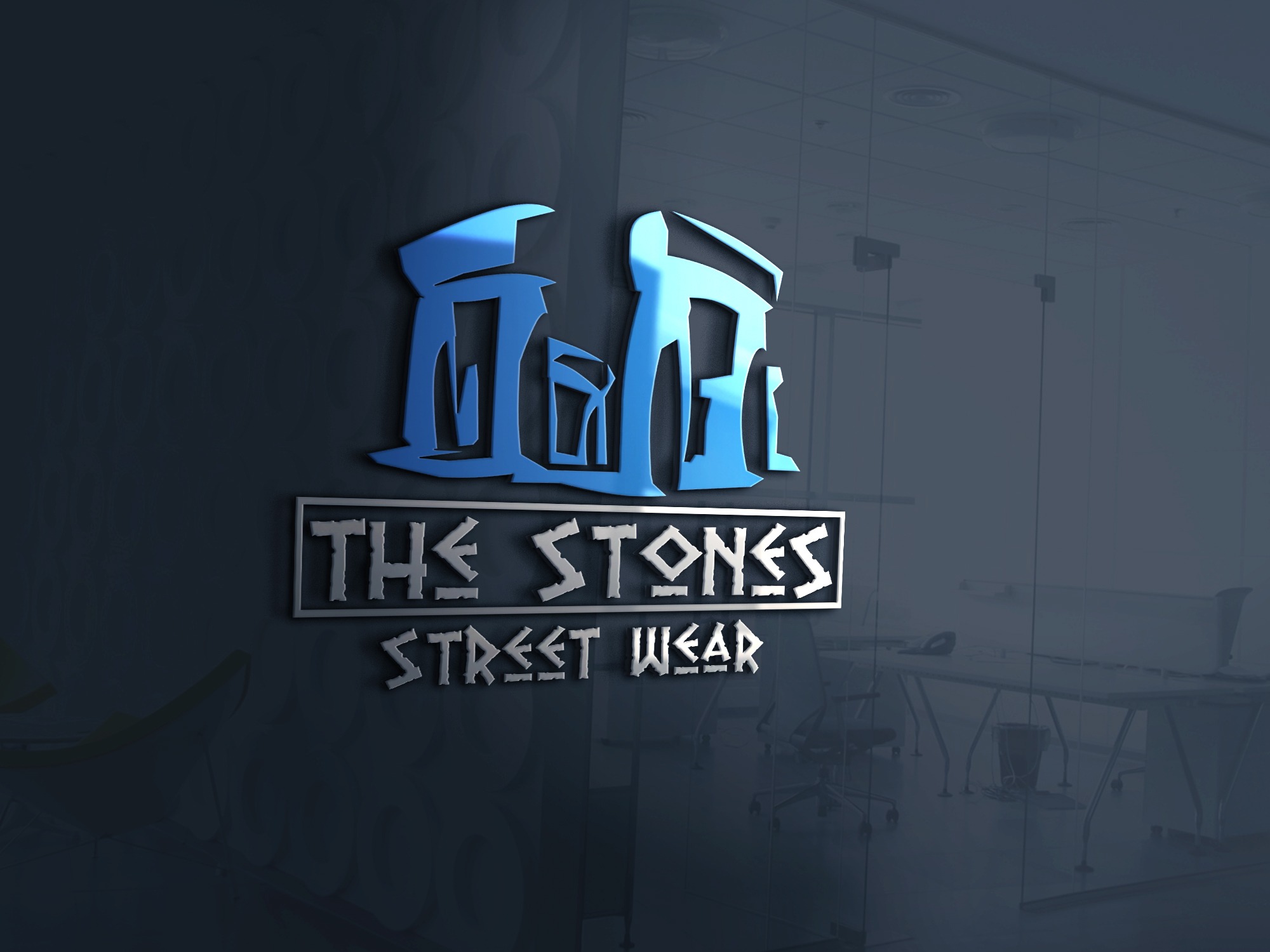Błękitne logo 'The Stones Street Wear' z motywem Stonehenge na ciemnej, błyszczącej ścianie w biurze.