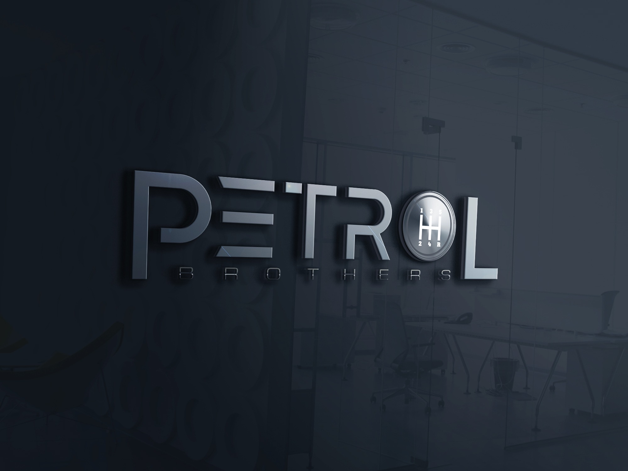 Eleganckie logo 'Petrol Brothers' w srebrnym kolorze, umieszczone na ciemnej, błyszczącej ścianie, z motywem skrzyni biegów zamiast litery 'O', widoczne biuro w tle.
