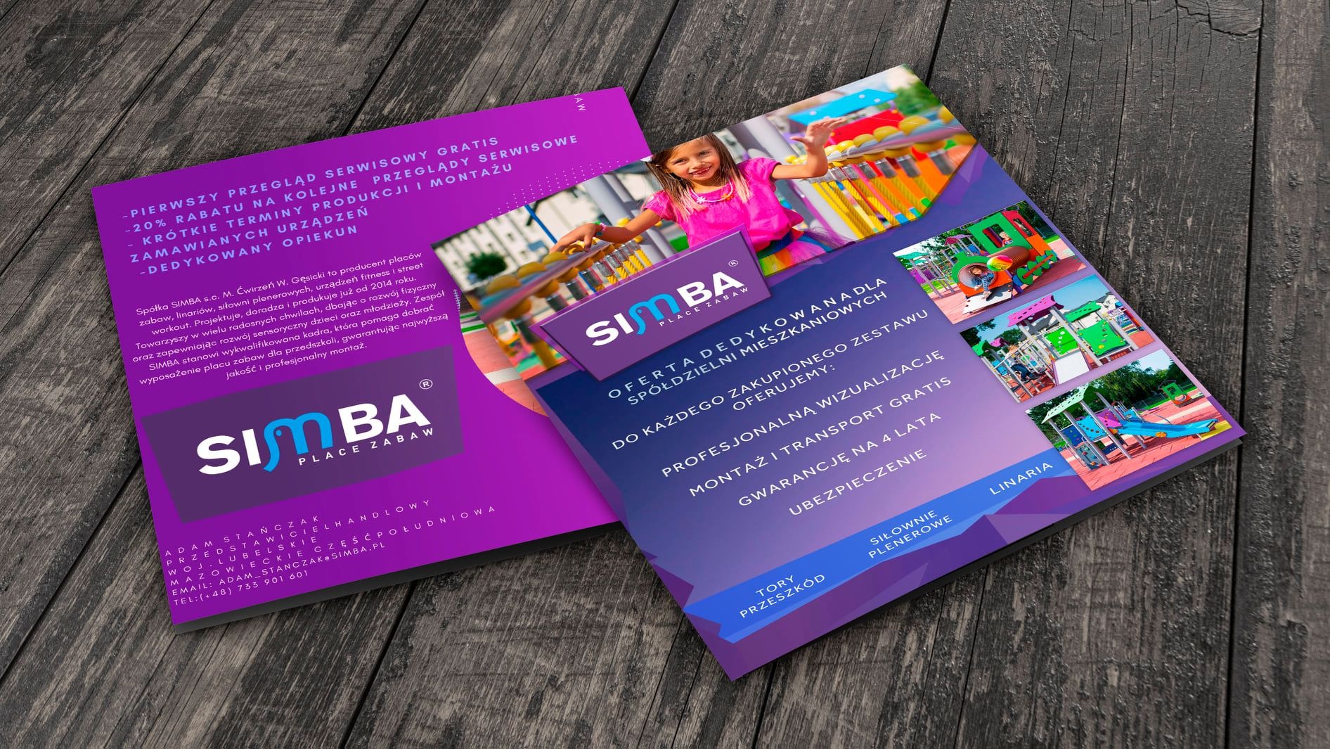 Dwa egzemplarze folderu reklamowego firmy Simba Place Zabaw z Lublina, oferującej place zabaw. Na pierwszym planie folder z uśmiechniętą dziewczynką na placu zabaw. Na drugim folder z informacjami...