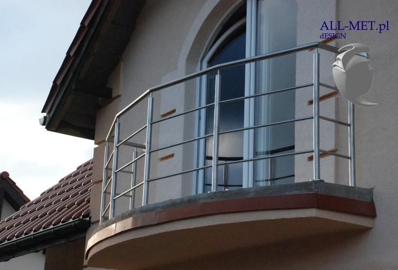 Balkon z balustradą ze stali nierdzewnej, widok z zewnątrz, okno łukowe w tle.
