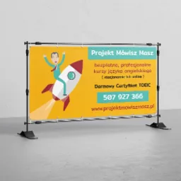 Baner reklamowy z ilustracją uśmiechniętego mężczyzny lecącego na rakiecie, promujący darmowe kursy języka angielskiego i certyfikat TOEIC, na tle szarej ściany.