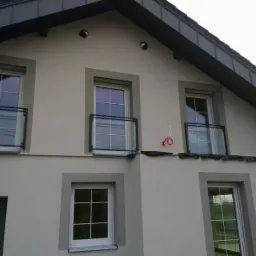 Realizacja projektów przęseł ogrodzeniowych i przeszklonych balkonów francuskich.