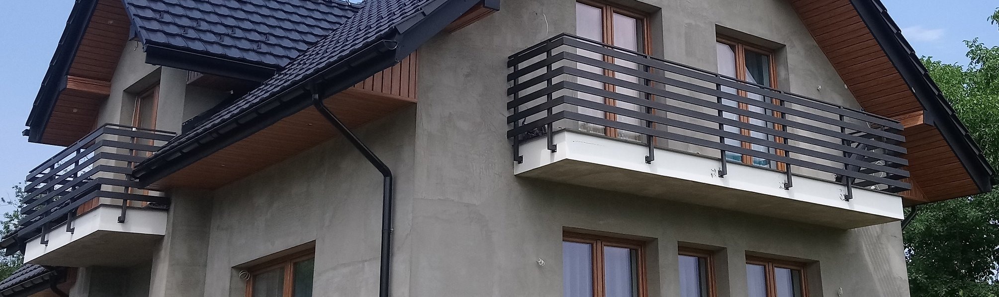 Realizacja projektu balustrad z montażem bocznym i przęsłami doczołowymi.