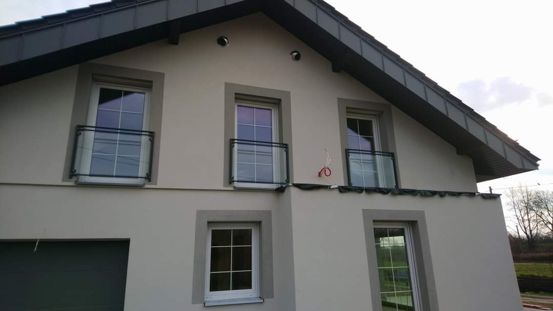 Realizacja projektów przęseł ogrodzeniowych i przeszklonych balkonów francuskich.