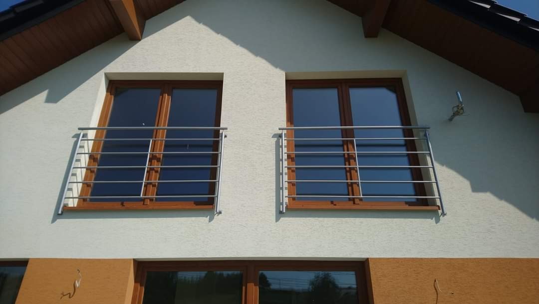 Wykonanie i montaż balustrad z profilu okrągłego pod balkony francuskie.
