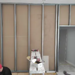 zmiany u fryzjera. wydzielić kuchnię i zrobiłem cokół pod myjku fryzjersku