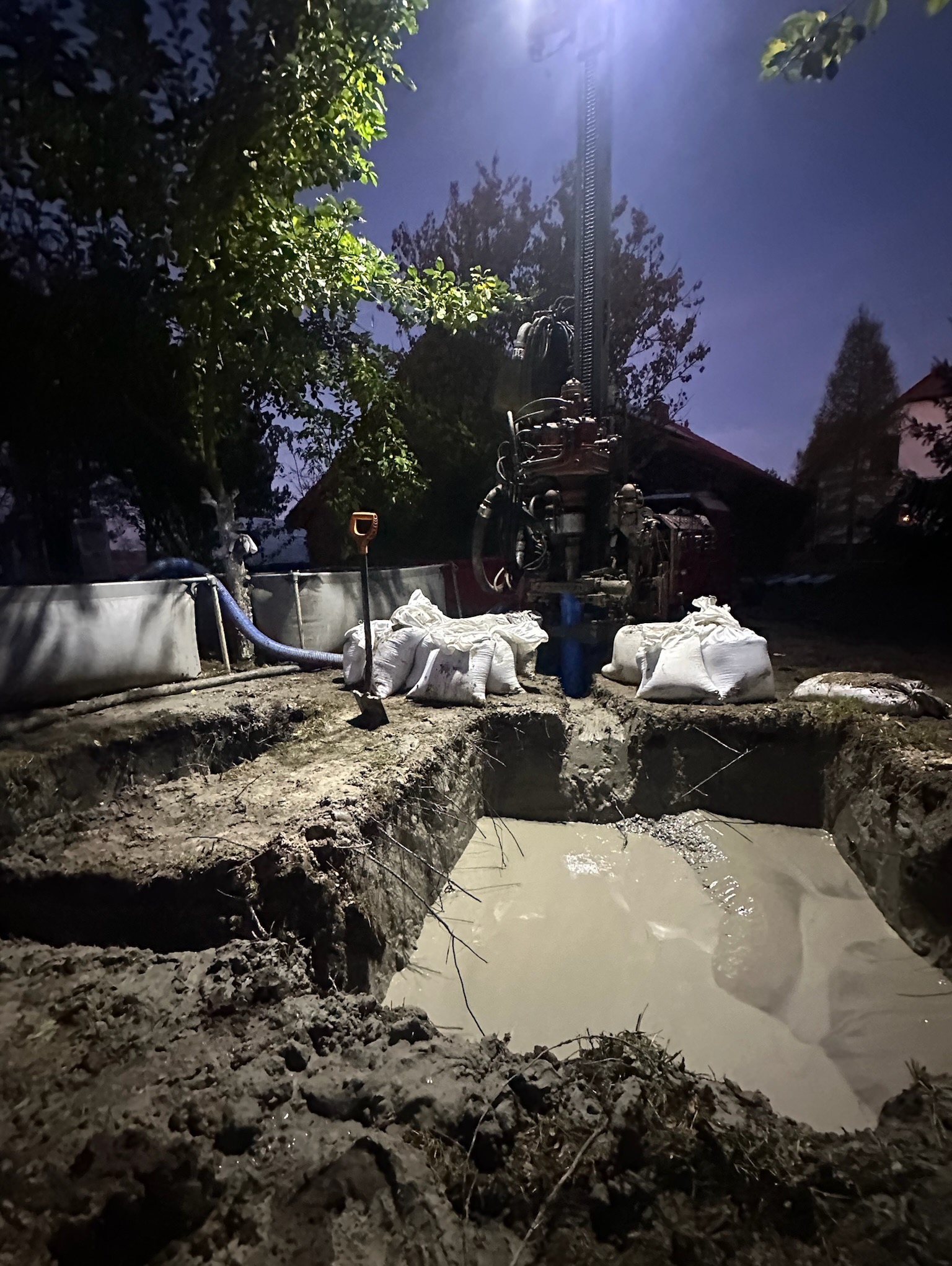 Czasami odwierty wymagają od nas pracy do późnych godzin, mimo to każdą studnię staramy się zrobić w ciągu jednego dnia