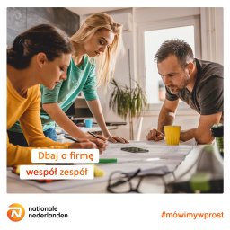 KM Kinga Murawska - Trzy osoby pochylone nad stołem analizują dokumenty, na stole leżą okulary, telefon i żółty kubek, w tle widoczne biuro.