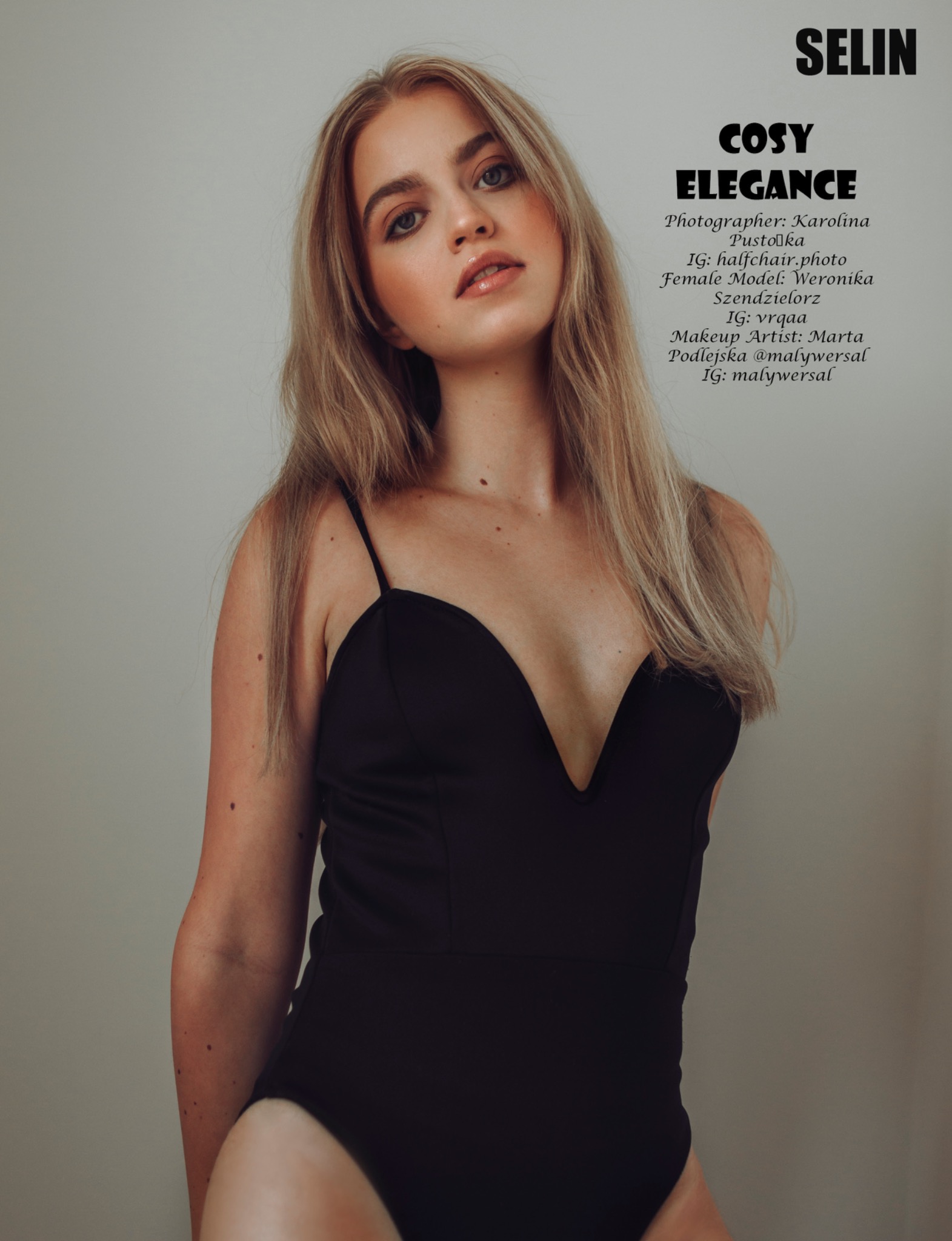 Portret młodej kobiety w czarnym body na neutralnym tle, z delikatnym makijażem i rozpuszczonymi blond włosami, uchwycony w naturalnym świetle.