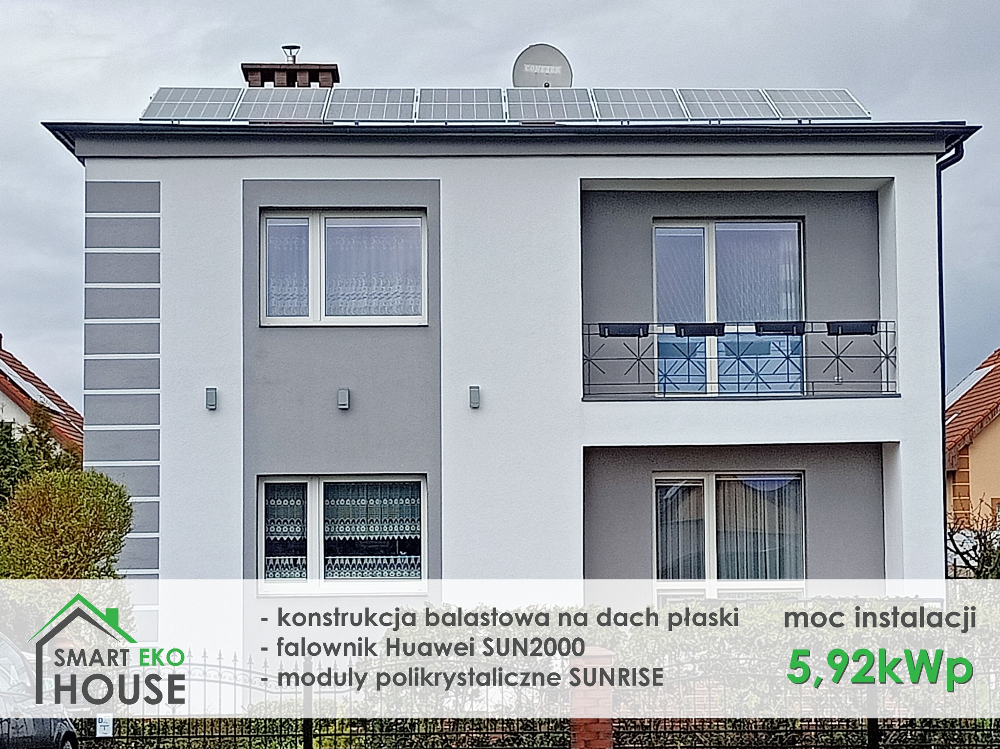 Nowoczesny dom dwupiętrowy z zamontowaną instalacją fotowoltaiczną na płaskim dachu, widoczny falownik Huawei SUN2000 oraz moduły polikrystaliczne SUNRISE o mocy 5,92kWp, konstrukcja balastowa.