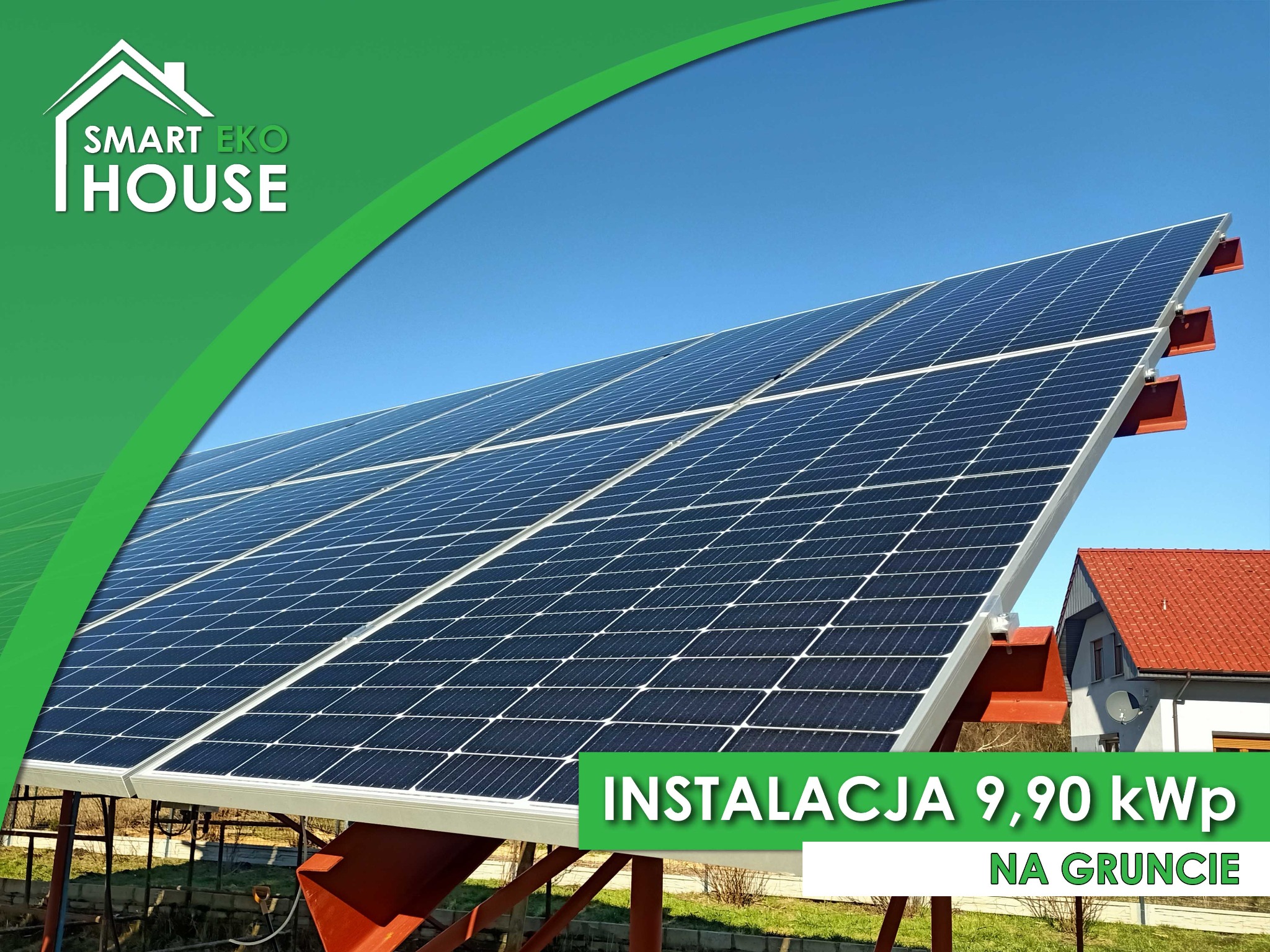 Instalacja paneli fotowoltaicznych 9,90 kWp na gruncie, widok pod kątem, w tle dom z czerwoną dachówką, błękitne niebo.